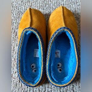 Ugg Cookie Monster slippers sz 5 kids